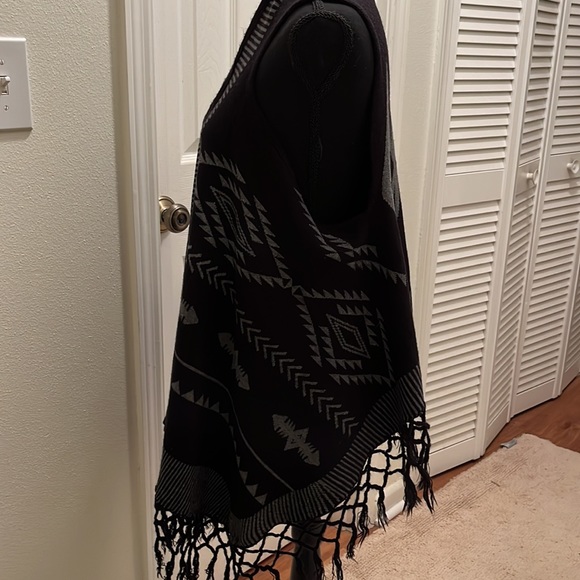 Flawsome draped vest poncho with fringe - Picture 3 of 6